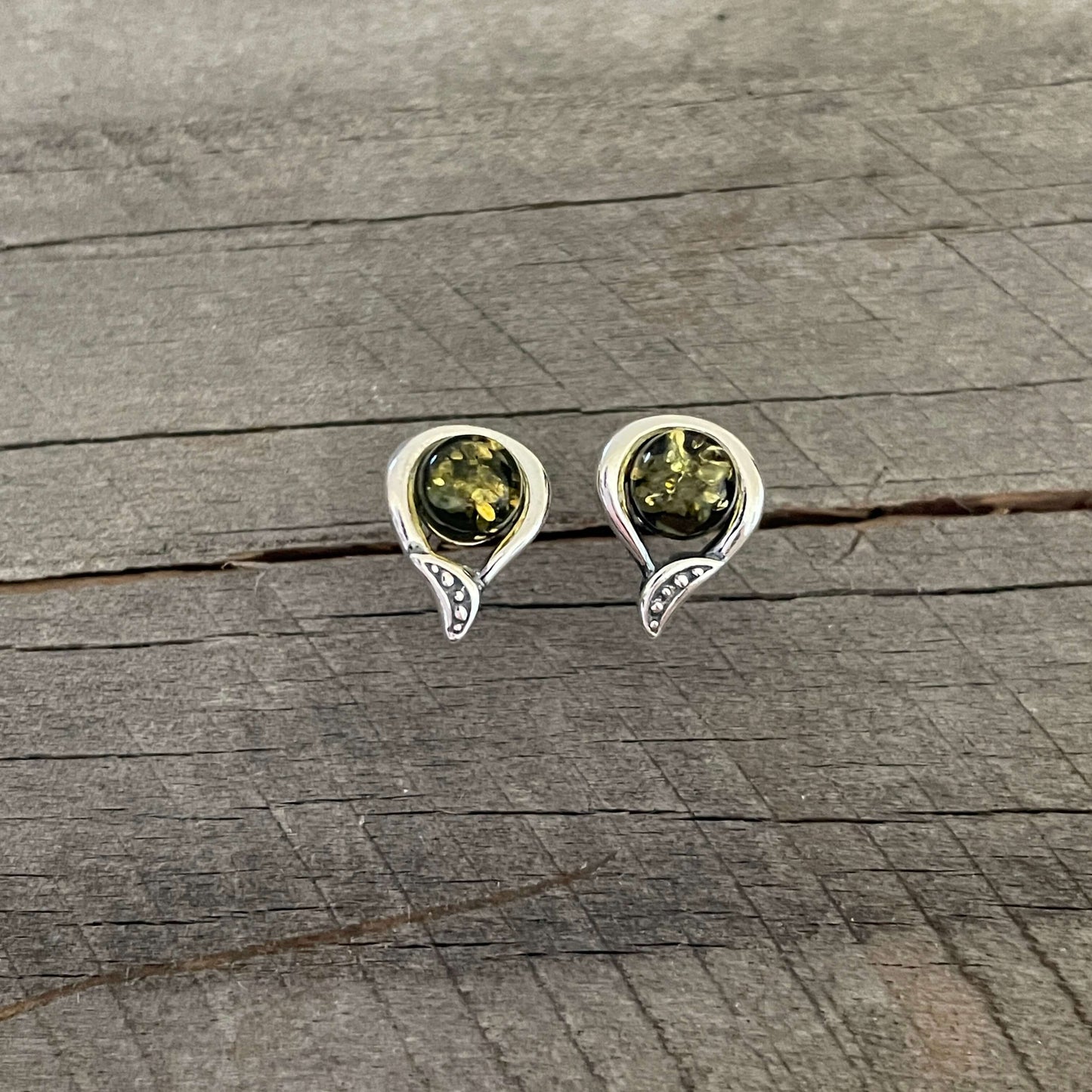 round green amber stud earrings